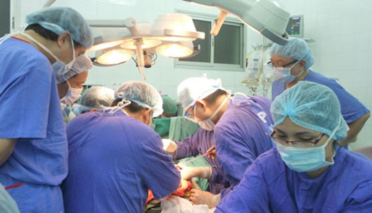 Lần đầu tiên bác sĩ Việt cắt u phổi không cần đặt máy thở