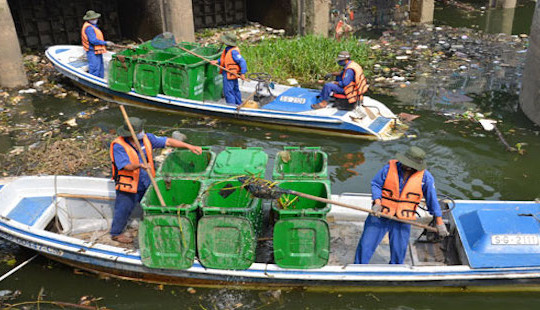TP.HCM chi gần 30 tỷ vớt rác, lục bình trên kênh rạch
