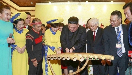 Chủ tịch Kim Jong-un thích thú chơi đàn bầu và k'long put của Việt Nam