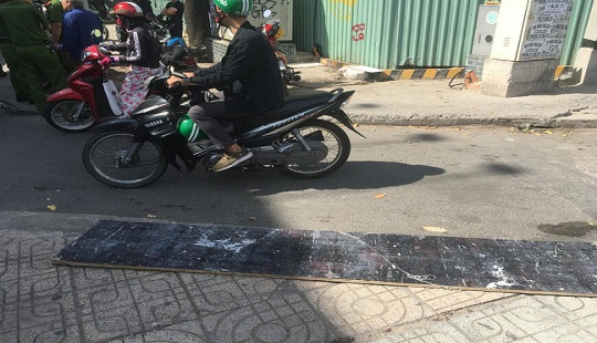 Nam thanh niên nằm bất động vì bị miếng gỗ công trình rơi trúng đầu