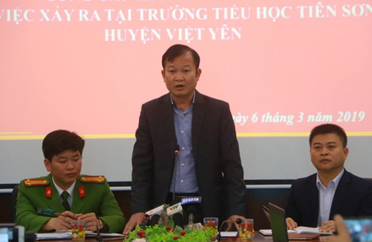 Vì sao thầy giáo sờ đùi, mông học sinh không phải dâm ô?