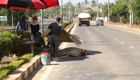 Người đàn ông đi bộ qua đường bị xe ben cán tử vong