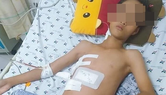 Bé trai 13 tuổi bị thanh sắt đâm xuyên ngực, bụng khi đi cắt lúa