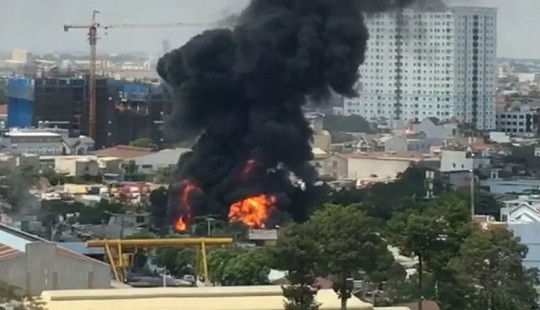 Cháy nổ lớn ở nhà xưởng, khói đen bốc cao hàng trăm mét