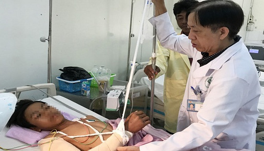 Đi bắt chuột ngoài đồng, nam sinh bị máy gặt cuốn đứt cánh tay