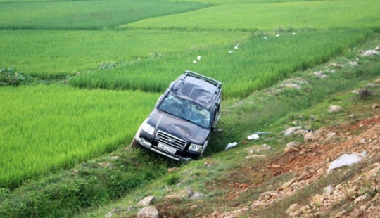 Ô tô lao xuống ruộng lúc nửa đêm, 2 người bị thương