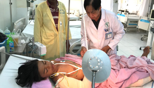 Nam sinh lớp 6 bị máy gặt lúa cuốn gần đứt lìa cánh tay