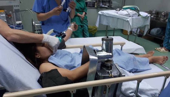 Nghệ An: Một phụ nữ bị mắc kẹt cả bàn tay trong cốt xay thịt