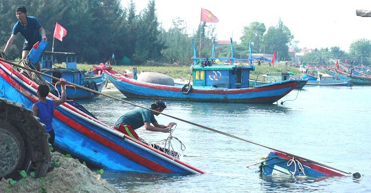 Quảng Ngãi: Hai tàu cá bị sóng đánh chìm, thiệt hại gần 1 tỷ đồng