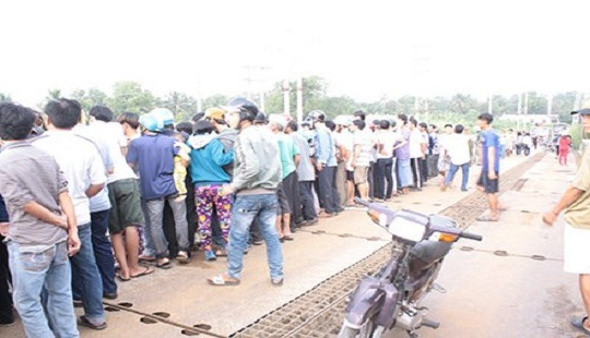 Xe máy lao xuống cầu, nam thanh niên tử vong tại chỗ