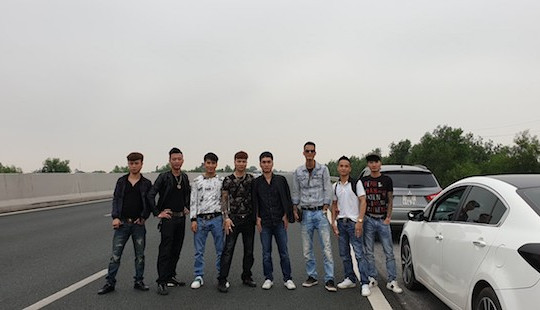Xử lý nghiêm nhóm thanh niên dàn hàng ngang chụp ảnh trên cao tốc
