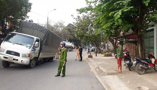 Người đàn ông bị bánh xe tải văng trúng người khi đang đi xe máy