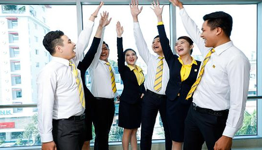 Nhân viên ngân hàng thu nhập hàng trăm triệu mỗi tháng