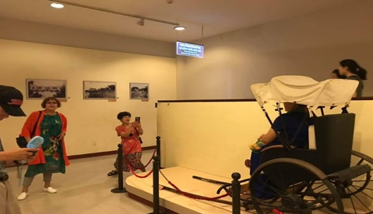 Du khách thản nhiên ngồi lên hiện vật tại bảo tàng
