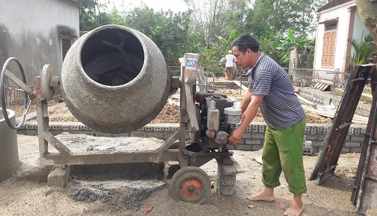 Nghệ An: Điện có như không, người dân phải dùng nến, đèn ắc quy thắp sáng