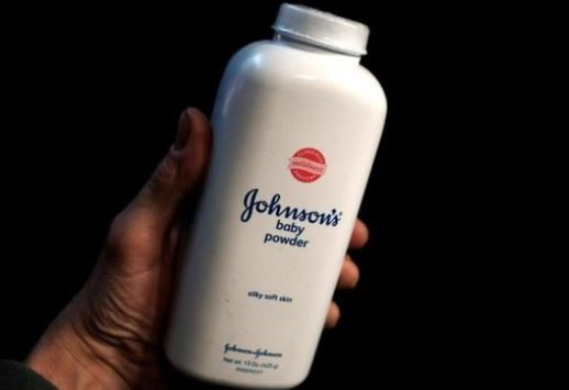 Một người phụ nữ đã kiện Johnson & Johnson vì khiến bà mắc bệnh ung thư