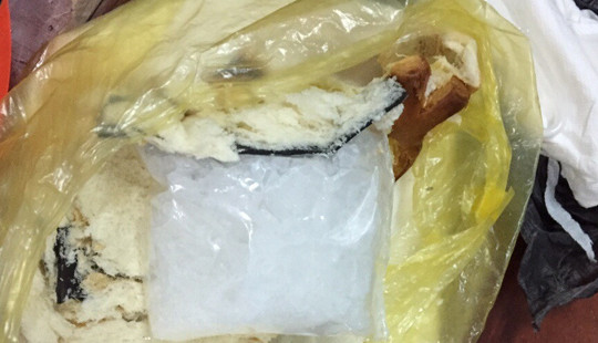 Mua ma túy, giấu trong bánh mì và quạt treo tường