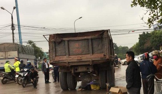 Va chạm với ô tô tải, nữ sinh đi xe đạp điện tử vong