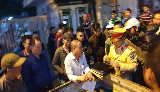 Rút dao đâm người sau va chạm giao thông