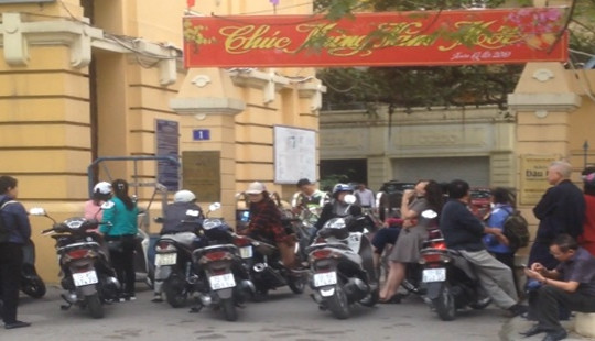 Vì sao người dân tập trung đông trước cổng Sở KH&ĐT Hải Phòng?
