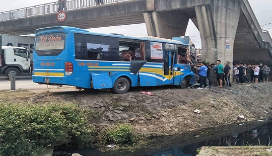 Xe khách mất lái đâm trụ cầu vượt, nhiều người bị thương