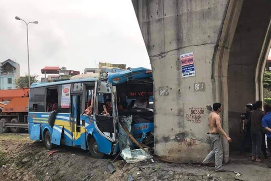 Xe khách mất lái tông trúng cầu vượt, biến dạng phần đầu