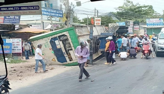 Xe container nổ lốp, lật ngang đè chết 3 người