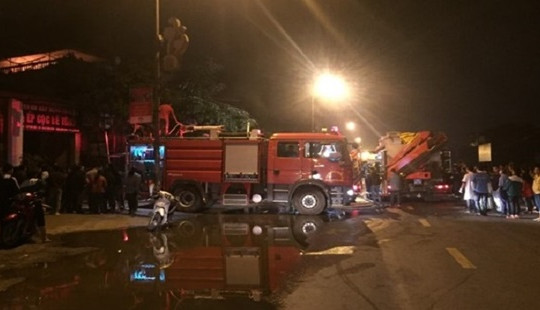 Cháy nhà 5 tầng bán giầy dép, 1 cụ già mắc kẹt