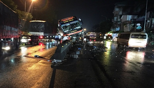Xe khách mất lái nằm chênh vênh trên dải phân cách
