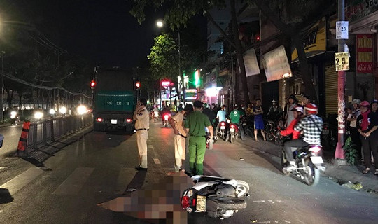 Ngã xuống đường sau va chạm, người phụ nữ bị xe rác tông chết
