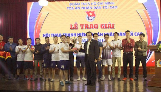 8 đội bóng tranh tài giải bóng đá thường niên "Cúp Công lý" lần thứ II