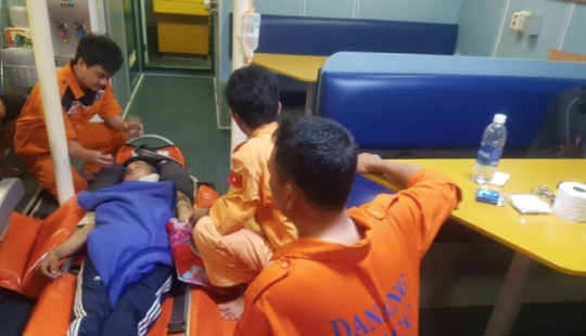 Kịp thời đưa ngư dân bị thương nặng trên biển vào bờ điều trị
