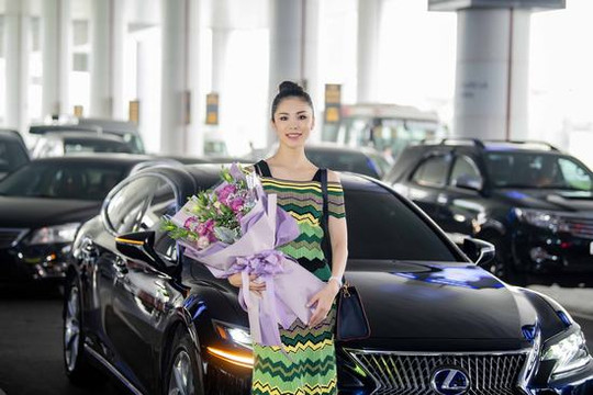 Riyo Mori – Hoa hậu Hoàn Vũ 2007 giản dị rạng ngời tại sân bay Nội Bài