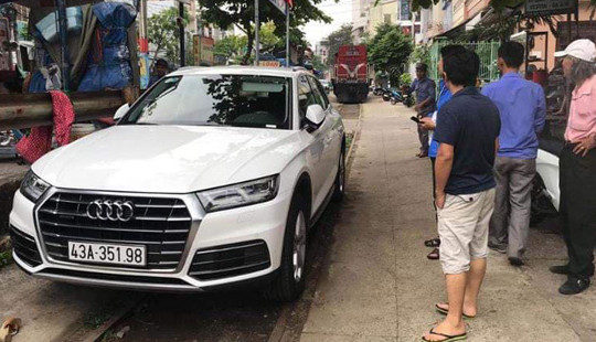 Ô tô đỗ trên đường ray, tàu hỏa phải dừng đợi cả tiếng đồng hồ