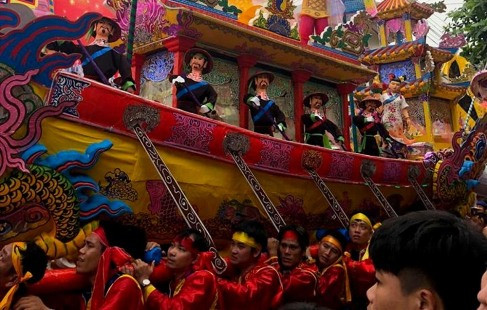 Chen chân tại lễ hội Cầu Ngư vùng biển xứ Thanh