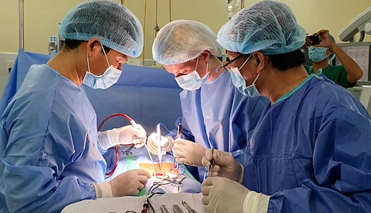 Chuyên gia Đức phối hợp quân y Việt Nam phẫu thuật điều trị thoát vị đĩa đệm