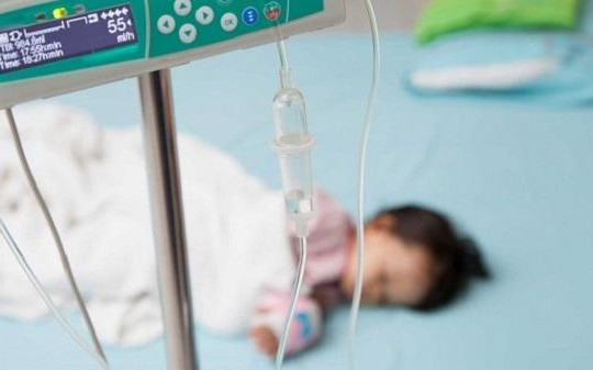 Bé 18 tháng suýt mất mạng vì dùng Oresol pha sẵn để bù nước