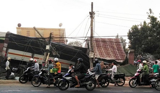 Xe tải chở rau tông sập nhà dân, 2 người tử vong