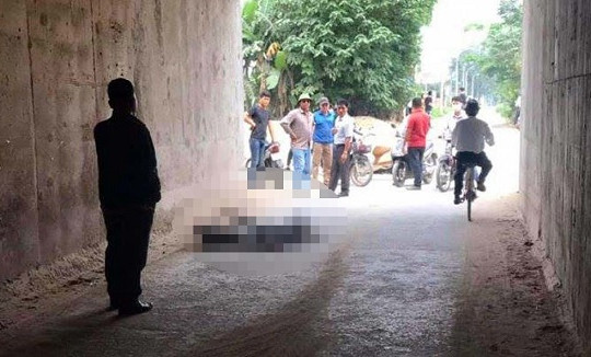 Hà Nội: Thi thể người đàn ông in vết lốp xe ô tô trong hầm chui