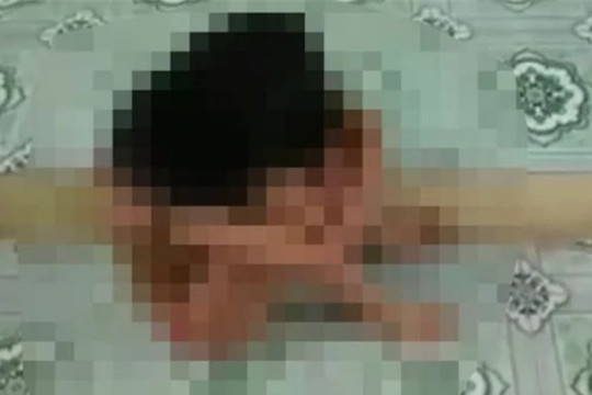 Nữ sinh lớp 9 bị lột quần áo, đánh hội đồng dã man trong lớp học