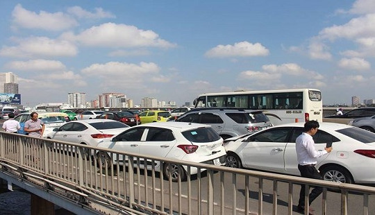 Tông xe liên hoàn trên cầu Sài Gòn, giao thông ùn tắc nghiêm trọng