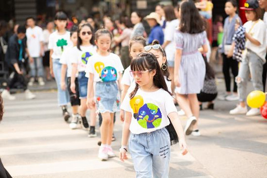 Mẫu nhí lí lắc trong bộ sưu tập hưởng ứng “Giờ trái đất”