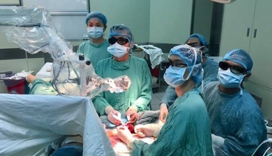 Thiếu niên bị dập nát bàn tay được cứu bằng kỹ thuật mới