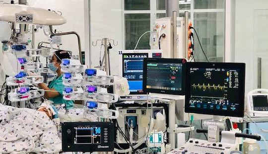 Bé gái nguy kịch sau cơn sốt cao, đau toàn thân