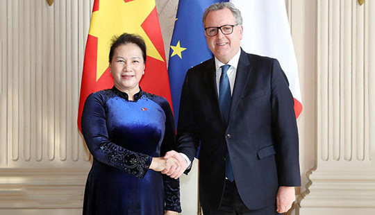 Chủ tịch Hạ viện Pháp đón và hội đàm với Chủ tịch Quốc hội Nguyễn Thị Kim Ngân