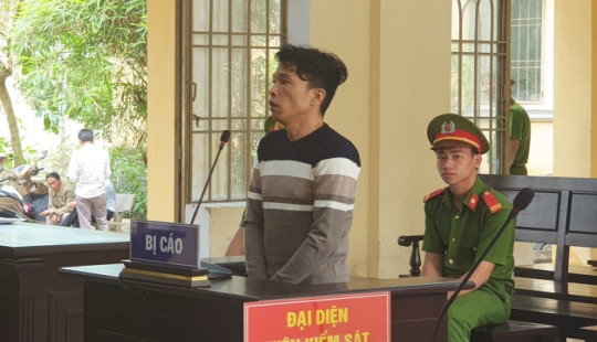 Con trai thức tỉnh người cha níu kéo hôn nhân bằng...rựa