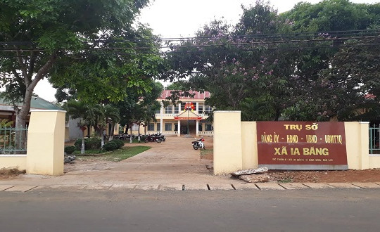 Thông qua đơn xin thôi việc của Phó Bí thư Đảng ủy xã vào trường "đánh" học sinh