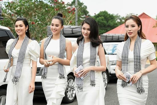 Tiểu Vy, Kỳ Duyên khoe sắc và tặng sách tại Đà Lạt