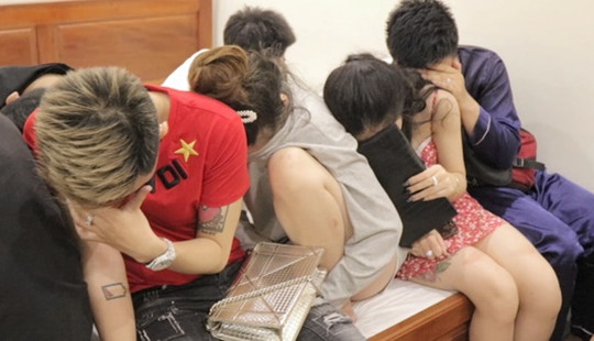 Hàng chục thanh niên nam nữ phê ma túy trong nhà nghỉ