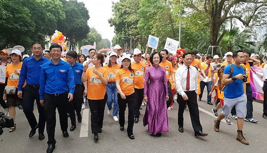 Bộ trưởng Y tế kêu gọi người dân đi bộ 10.000 bước mỗi ngày để thay đổi cuộc sống